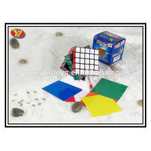 Cube de puzzle magique 5x5 en plastique avec un support de cube